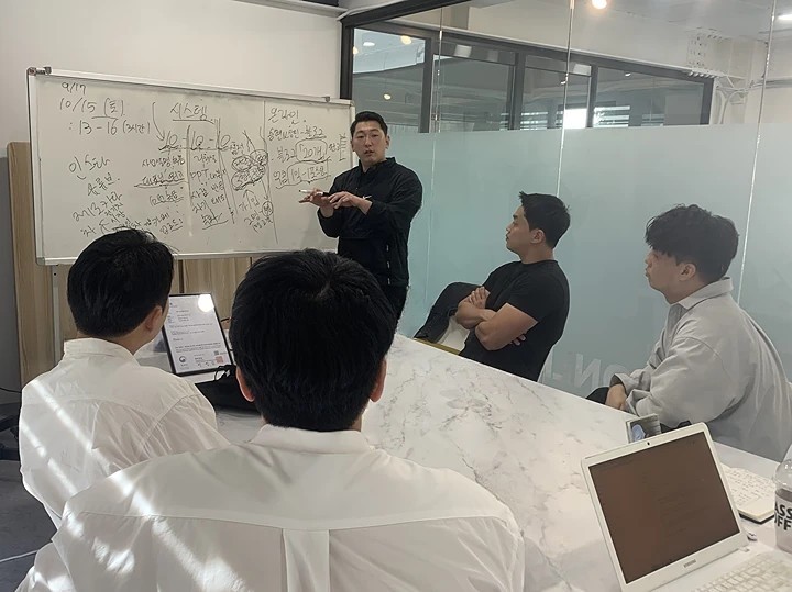 파라드림 직원 5명의 내부 회의